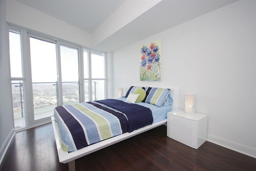 Downtown Mississauga Executive Suites Sq1 ภายนอก รูปภาพ